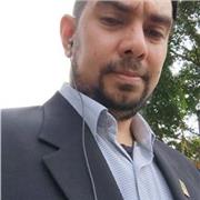 Profesor de filosofía y ciencias sociales imparte clases a jóvenes de todas las edades